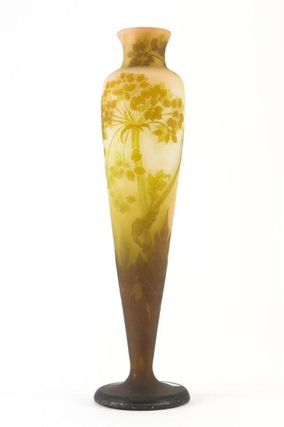 null Emile GALLE (1846-1904) 
Grand vase balustre fuselé en verre multicouche vert...