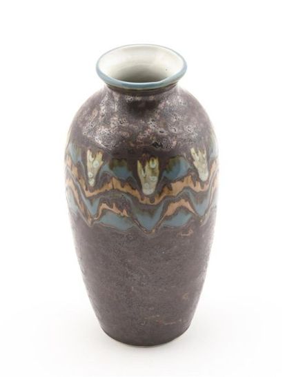 null Camille THARAUD (1878-1951)
Vase ovoïde à col resserré en porcelaine à motif...