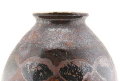 null Camille THARAUD (1878-1951)
Vase ovoïde à col resserré en porcelaine à motifs...