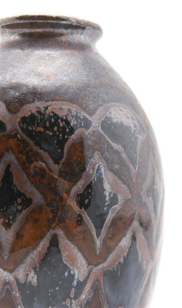 null Camille THARAUD (1878-1951)
Vase ovoïde à col resserré en porcelaine à motifs...