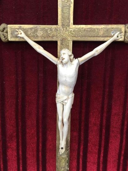 null Crucifix en ivoire dans un cadre surmonté par 2 anges
H : 15.5 cm