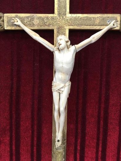 null Crucifix en ivoire dans un cadre surmonté par 2 anges
H : 15.5 cm