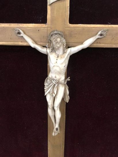 null Crucifix en ivoire dans un cadre rectangulaire
H : 16.5 cm
Crucifix en bois
Joint...