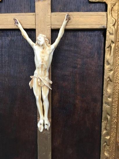 null Crucifix en ivoire dans un cadre en bois doré
H : 17.5 cm
