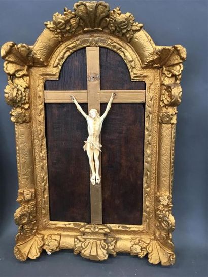 null Crucifix en ivoire dans un cadre en bois doré
H : 17.5 cm