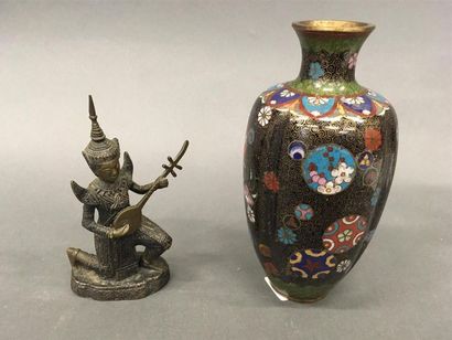 null Vase en bronze cloisonné et joueuse de cithare en bronze 
H vase : 16.5 cm