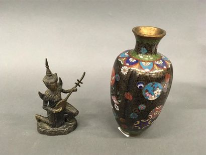 null Vase en bronze cloisonné et joueuse de cithare en bronze 
H vase : 16.5 cm