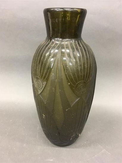 null LEGRAS vase en verre moulé signé
Hauteur : 34,5 cm