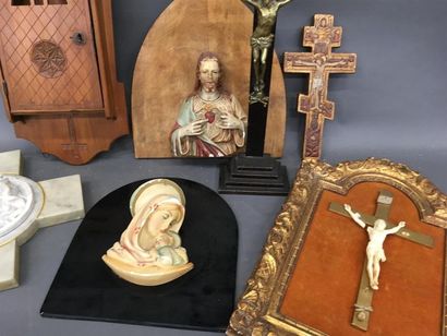null Lot d'objets religieux comprenant 2 crucifix dont un en ivoire, bas relief,...