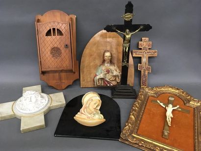 null Lot d'objets religieux comprenant 2 crucifix dont un en ivoire, bas relief,...