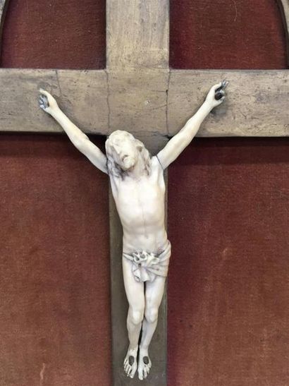 null Crucifix en ivoire dans un cadre en stuc
H : 13 cm 
Accidents
Joint 2 crucifix...