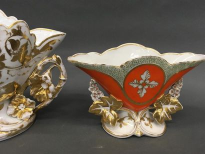 null Deux vases émaillés en porcelaine 19ème siècle 
Hauteur (vase blanc et or) :...