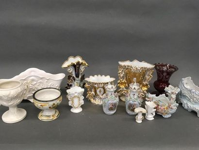 null Lot de 15 vases d'église divers en porcelaine, verre et Quimper
H : 20 cm