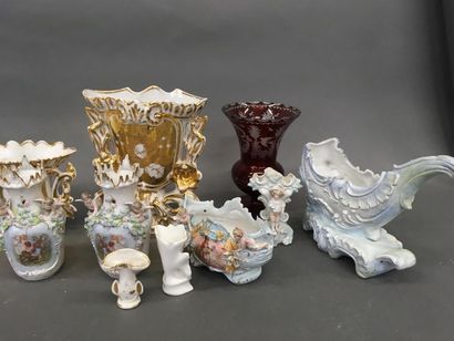 null Lot de 15 vases d'église divers en porcelaine, verre et Quimper
H : 20 cm