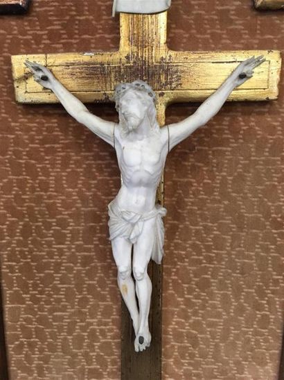 null Christ en ivoire
H Christ : 15 cm
Joint médaillon en plâtre et crucifix