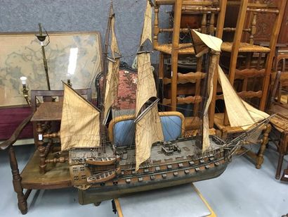 null Importante maquette de bateau en bois trois mats
L : 126 cm