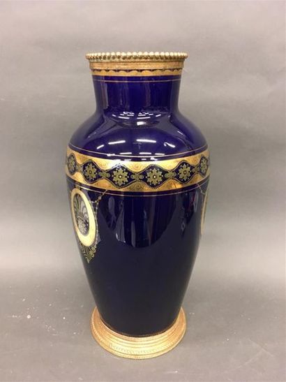 null Vase en porcelaine bleu defour et décor doré, socle en laiton gravé et doré...