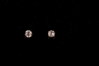 null Paire de puces d'oreilles en or blanc (750) 18K griffées de diamants taille...