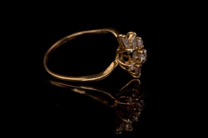 null Bague en or jaune (750) 18K formant une marquise à 6 diamants taille navette...