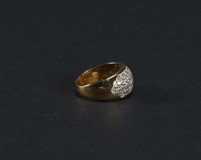null Bague jonc large en or jaune (750) 18K, la partie supérieure pavée de diamants...