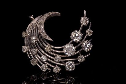 null Broche en or blanc (750) 18K figurant une gerbe en croissant de lune sertie...