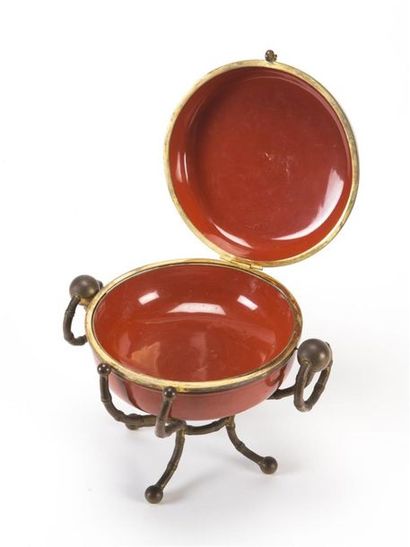 null Maison Alphonse GIROUX (1799-1881)
Boîte couverte en bois laqué rouge à décor...