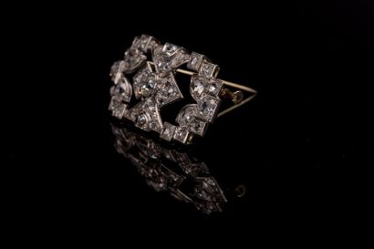 null Broche en platine (750) 18K à décor d'un noeud papillon avec un diamant coussin...