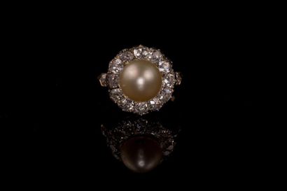 null Bague ancienne en platine et or jaune 18 K (750), marguerite de douze diamants...