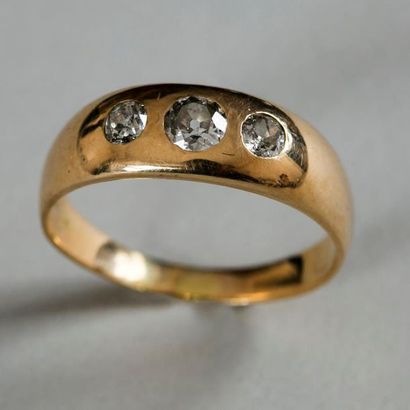 null Bague demi jonc en or jaune (585) 14 K sertie clos de 3 diamants taille ancienne...