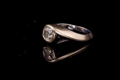 null Bague croisée en or blanc (750) 18K retenant en serti clos un diamant taille...