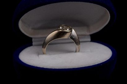 null Bague croisée en or blanc (750) 18K retenant en serti clos un diamant taille...