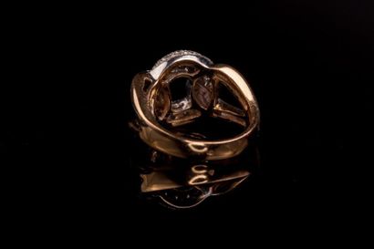 null Bague deux tons d'or (750) 18K, lien retenant un anneau ajouré, central intégralement...