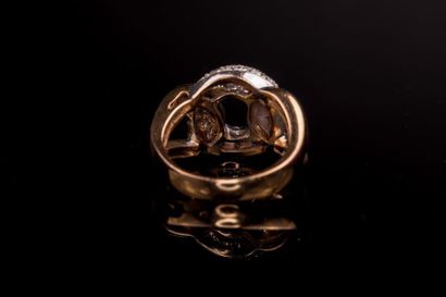 null Bague deux tons d'or (750) 18K, lien retenant un anneau ajouré, central intégralement...