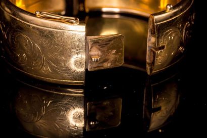 null Bracelet jonc large ouvrant en or jaune (750) 18K décor ciselé de volutes 
Poids...