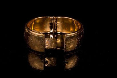null Bracelet jonc large ouvrant en or jaune (750) 18K décor ciselé de volutes 
Poids...