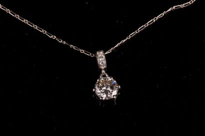 null Chaîne en platine retenant un pendentif diamant taille ancienne de 1,80 carat...