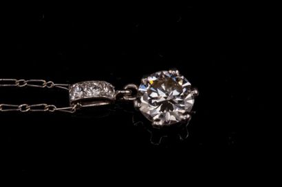 null Chaîne en platine retenant un pendentif diamant taille ancienne de 1,80 carat...