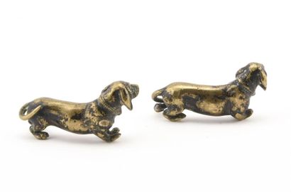 null Deux teckels en bronze patiné, Vienne vers 1900
L : 8, 5 cm