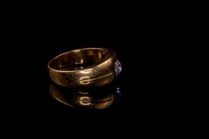 null Bague jonc anglais en or jaune, 18 K (750) serti clos d'un diamant coussin taille...