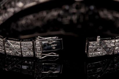 null Bracelet en or blanc 18k (750) entièrement serti de diamant, au centre un noeud...