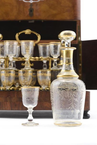 null Cave à liqueur Napoléon III comprenant 4 carafes et 16 verres à liqueur de 2...