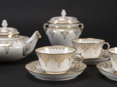 null SEVRES, service à thé en porcelaine blanche à décor de lambrequins doré, il...