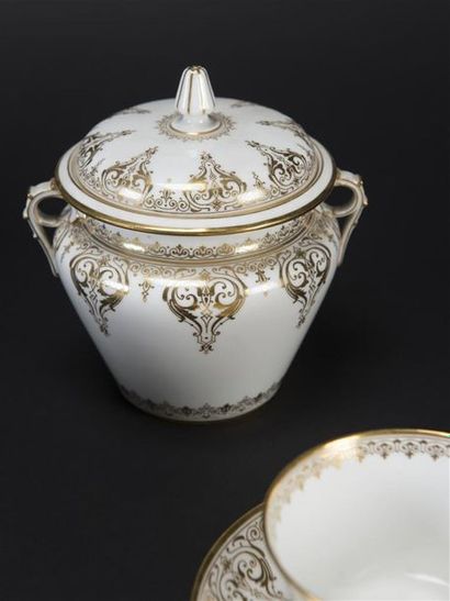 null SEVRES, service à thé en porcelaine blanche à décor de lambrequins doré, il...