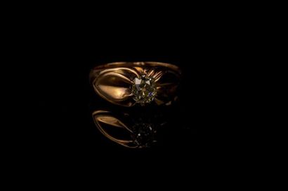 null Bague jonc anglais en or jaune, 18 K (750) serti clos d'un diamant coussin taille...