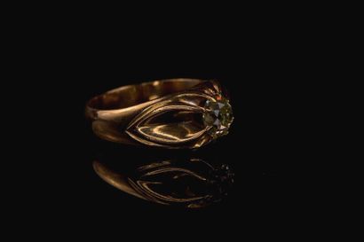 null Bague jonc anglais en or jaune, 18 K (750) serti clos d'un diamant coussin taille...