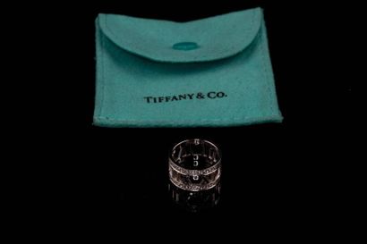 null T & CO Signée (Tiffany) Modèle Atlas. 
Bague en or blanc (750) 18K rhodiée....