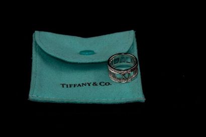 null T & CO Signée (Tiffany) Modèle Atlas. 
Bague en or blanc (750) 18K rhodiée....