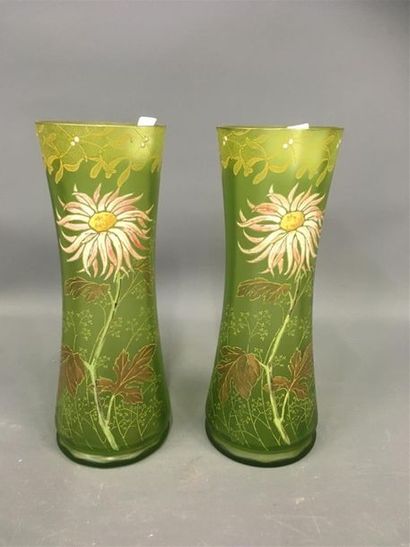 null Paire de vases en verre émaillé à décor de fleurs 
H : 31 cm