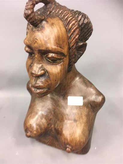 null Buste de jeune fille en bois sculpté; travail africain 
H. 41 cm 