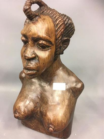 null Buste de jeune fille en bois sculpté; travail africain 
H. 41 cm 